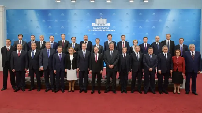 Старый состав правительства ушел в отставку сразу после инаугурации Путина