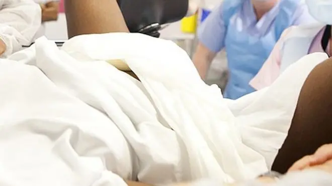 Nwaanyị na-amụ nwa