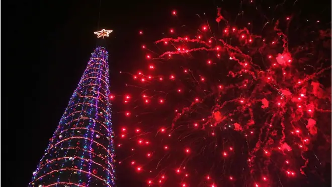 مسيحيون ومسلمون يضيئون شجرة عيد الميلاد في الأردن