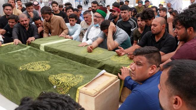 عراقيون في مراسم دفن ذويهم من ضحايا حريق مستشفى ابن الخطيب
