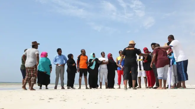 Qurba joogta ayaa kamid ah dalxiisayaasha soomaalida ee xeebaha tega, halkan waa xeebta Jazeera ee Muqdisho