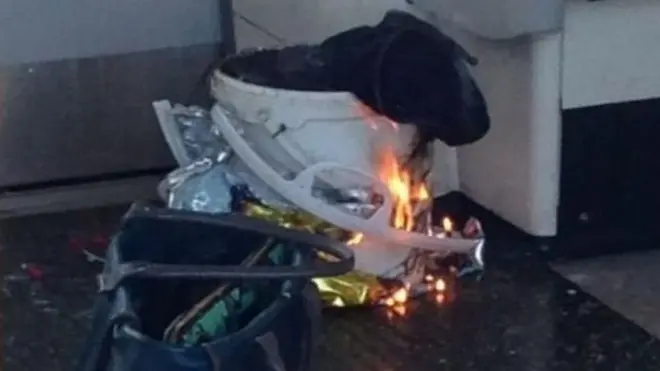 स्फोट झालेल्या सफेद रंगाच्या बकेट हे छायाचित्र एका प्रवाशानं घेतल आहे.