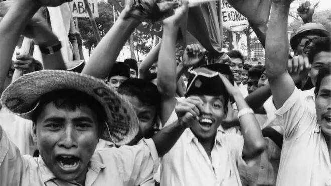 Oktober 1965: Siswa Muslim di Jakarta, menuntut agar PKI dibubarkan.