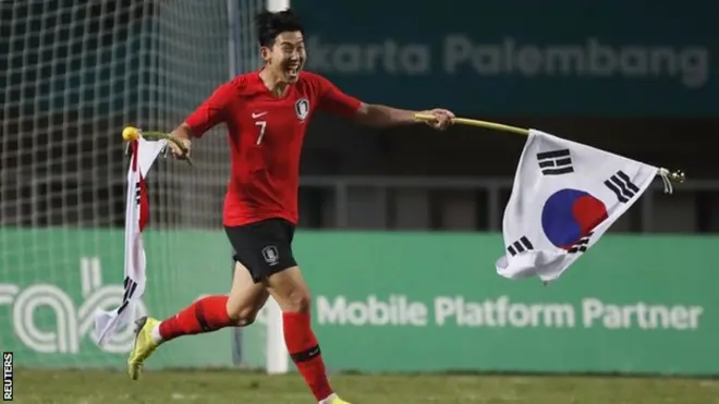 Son Heung-min luapkan kegembiraan setelah Korsel meraih medali emas Asian Games cabang sepakbola.