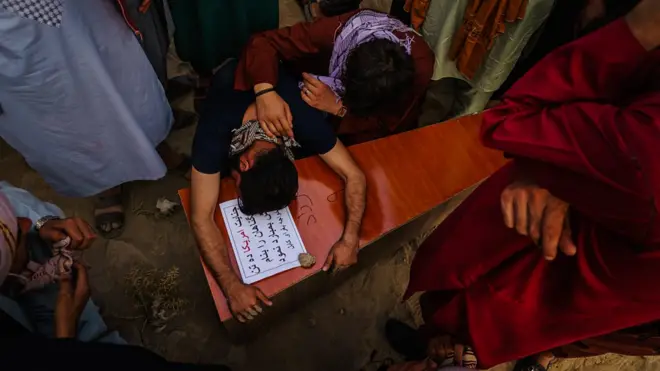 阿富汗喀布爾美軍無人機空襲死者家屬伏在12歲死者法爾扎德的靈柩上痛哭（30/8/2021）