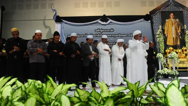 Sembayang untuk Raja Bhumibol di Narathiwat Rabu (09/11) lalu. Raja meninggal bulan lalu setelah bertahta 70 tahun.