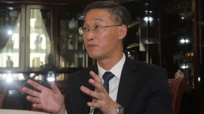 ښاغلي جینګ ومنله چې د مس عينک یو له هغو پروژو ده چې کار يې ډېر پڅ روان دی خو ویل یې دا چاره ستر او کوچني لاملونه لري.