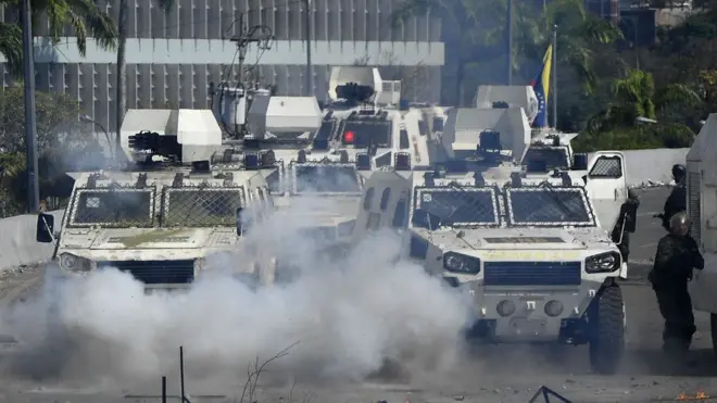 La Guardia Nacional disparó gases lacrimógenos contra los manifestantes.