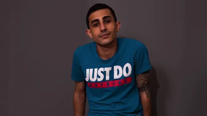 Мети Камбери је, како каже, некада водио проблематичан живот. Али сада је издао роман и спрема се за студије на Филозофском факултету.