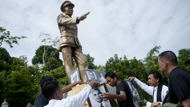 Myanmar đã có chừng 100 tượng của Tướng Aung San, cha bà Aung San Suu Kyi và con số này sẽ có thể còn tăng