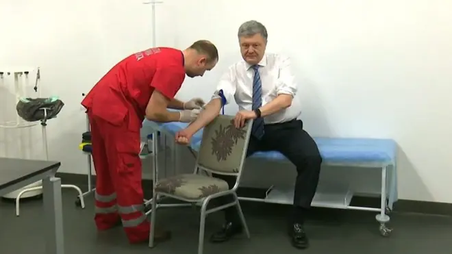 Петро Порошенко здав аналізи в медпункті на НСК "Олімпійський"