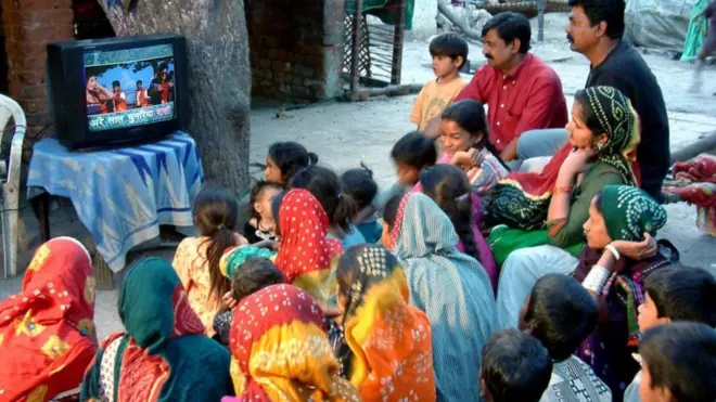 برنامج "رانغولي" الغنائي في ولاية غوجارات الهندية يعرض كلمات الأغاني بنفس اللغة المنطوقة لتعليم الجمهور القراءة