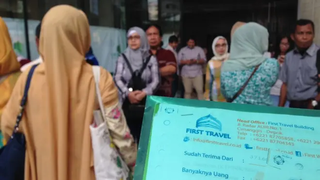 Para jemaah harus kecewa karena kantor First Travel telah disegel.