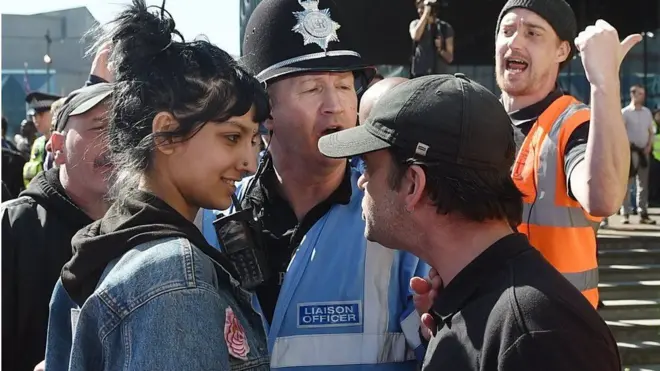 Foto Saffiyah Khan diambil dalam aksi unjuk rasa yang diadakan oleh kelompok Liga Pertahanan Inggris (EDL) di Centenary Square, Birmingham.