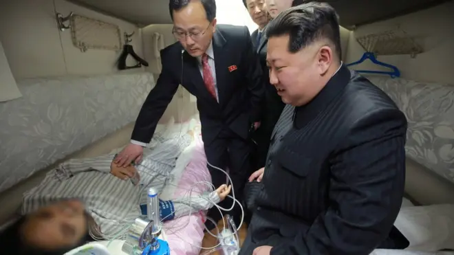 金正恩在火车车厢内也再次慰问受伤的中国游客，但游客的面被朝中社模糊化处理。