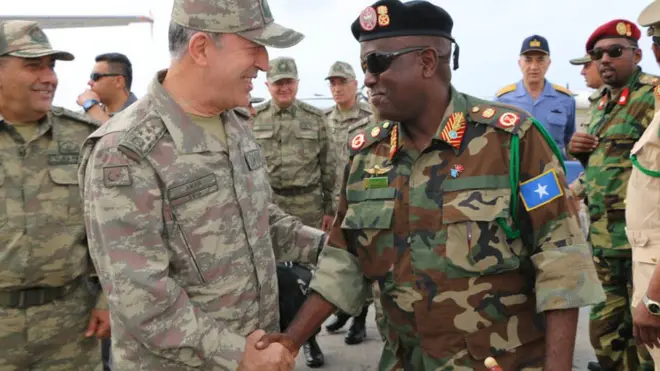 Orgeneral Hulusi Akar ve beraberindeki heyeti, Aden Adde Uluslararası Havalimanı'nda, Somali Genelkurmay Başkanı Ahmed Jimale Gedi (sağda) karşıladı