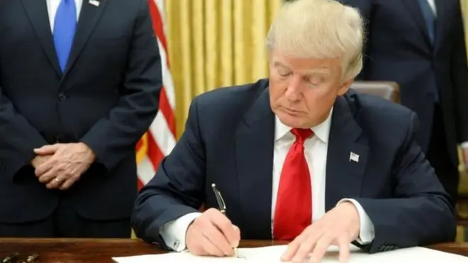 အများဝေဖန်မှုတွေရှိနေတဲ့ ဒီဥပဒေကို မစ္စတာ ထရမ့်ဟာ မဲဆွယ် ကာလမှာ ကတည်းက ဖျက်သိမ်း အစားထိုးမယ်လို့ စည်းရုံးထားခဲ့ဖူး