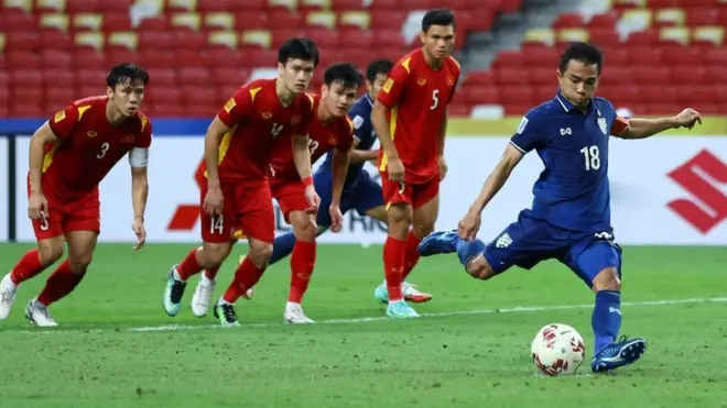 Gần cuối trận lượt đi, Chanathip Songkrasin sút hỏng penalty cho Thái Lan