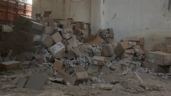 تصاویر محل حادثه حداقل یک گودال را در زمین نشان می دهد