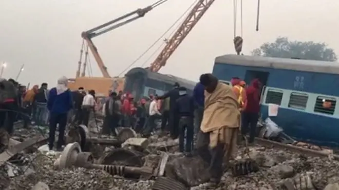 Спасатели продолжают работать на месте крушения поезда в индийском штате Уттар-Прадеш.