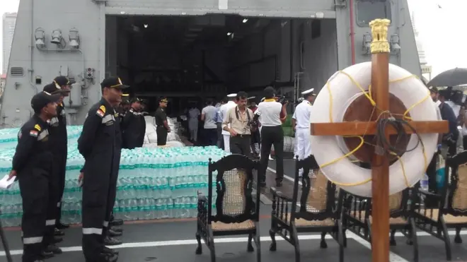 කොළඹ වරායට පැමිණි ඉන්දීය නෞකා දෙකේ ඒවා තිබූ අත්‍යවශ්‍ය භාණ්ඩ තමා නිල වශයෙන් භාර ගත් බවයි විදේශ කටයුතු පිළිබඳ නියෝජ්‍ය අමාත්‍ය හර්ෂ ද සිල්වා කියා සිටියේ