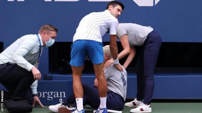 Djokovic, 33 tuổi, bị hỏng giao bóng, và lấy một quả bóng từ trong túi ra và đánh về phía sau và bóng bay trúng cổ họng nữ trọng tài biên.