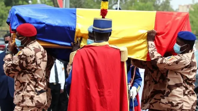 Military officers carry di late president coffin wey dem cover with di kontri flag
