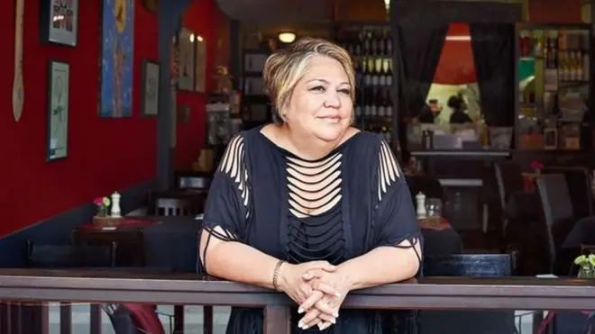 إينيز كوك أسست مطعم "سلمون آند بانوك" في فانكوفر بمقاطعة كولومبيا البريطانية