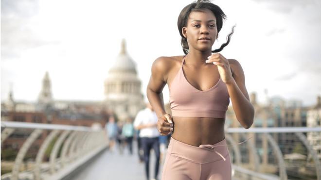 Девушка совершает пробежку в Лондоне