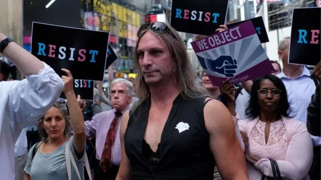 مظاهرة في نيويورك ضد قرار ترامب حظر خدمة المتحولين جنسيا في الجيش الأمريكي