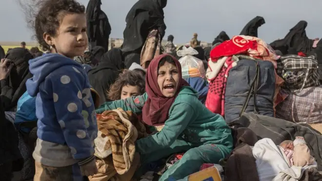 Fotografer Sam Tarling yang bekerja untuk Telegraph ketika dia mengambil gambar yang kuat ini yang menunjukkan sejumlah warga sipil melarikan diri dari wilayah terakhir yang diduduki Kelompok Negara Islam atau ISIS yang tersisa di Suriah.