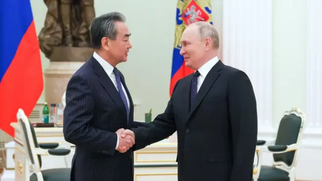 La reunión multilateral entre Wang Ji y Vladimir Putin se da unos días antes de que se cumpla el primer aniversario de la guerra de Ucrania.
