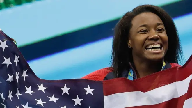 Simone Manuel es la primera mujer negra en ganar el oro en natación en unas Olimpiadas.