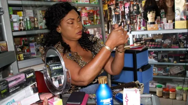 Selon une étude de l'OMS, 25% des femmes sénégalaises utilisent de manière régulière des produits éclaircissants pour la peau.