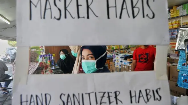Petugas apotek memasang tanda stok masker habis, di kawasan pusat penjualan obat-obatan dan alat kesehatan Tarandam, Padang, Sumatera Barat, Selasa (03/03).