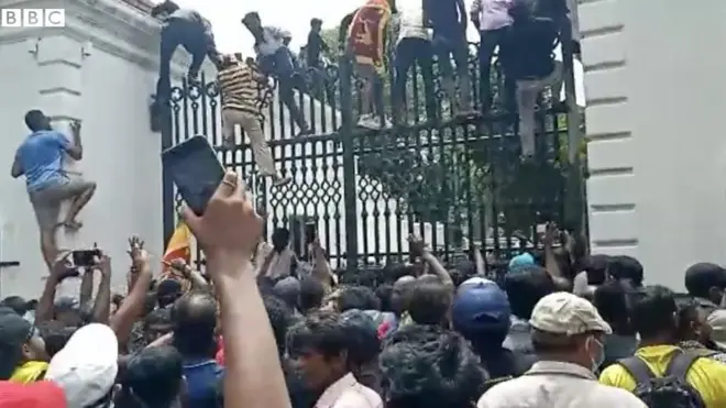 කඳුළු ගෑස්; අධිපීඩක ජාල ප්රහාර නොතකා ජනතාව ජනපති මන්දිරයට ඇතුල්වෙයි