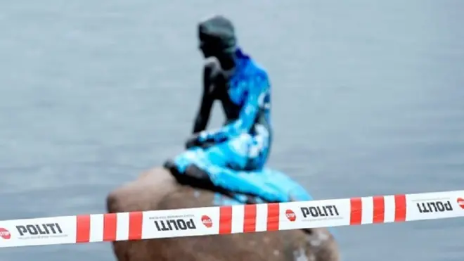 Patung Little Mermaid atau putri duyung di Kopenhagen disemprot cat berwarna biru dan putih oleh para pengunjuk rasa dalam aksi vandalisme terbaru.