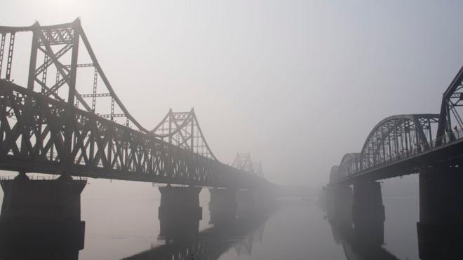 中國邊境城市丹東連接朝鮮新義州的鴨綠江友誼橋。