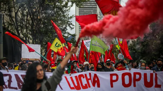 Como en otros países, hay movimientos de protesta sindical y popular. Pero no tienen incidencia política.