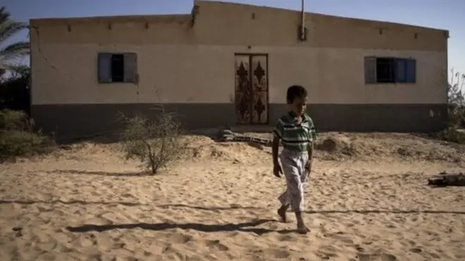 المسلحون أطلقوا النار على الرجل أمام أسرته التي فرت من المنزل في حي الزهور في مدينة العريش (صورة من الأرشيف)