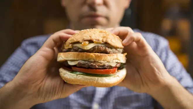 Los expertos recomiendan comer grasas pero con moderación.