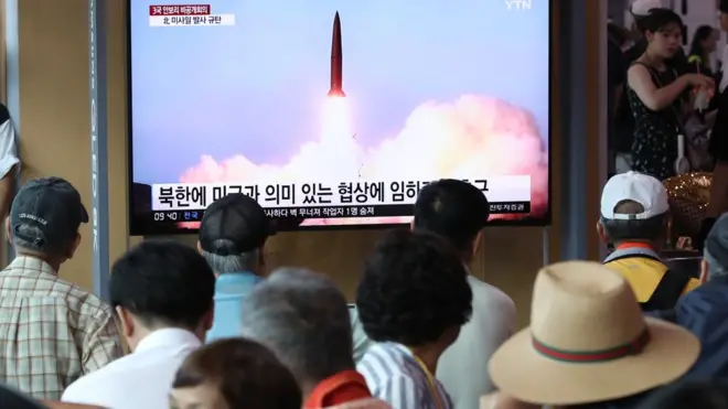 2일 서울역에서 시민들이 북한의 단거리 발사체 발사 관련 뉴스를 지켜보고 있다