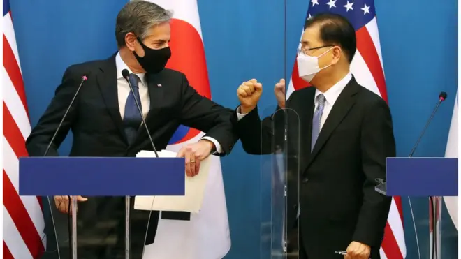 정의용 외교부 장관과 토니 블링컨 미국 국무장관이 18일 서울 종로구 외교부 청사에서 한·미 외교·국방 장관 공동기자회견 후 인사를 나누고 있다