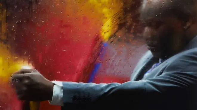 Для плаката выставки музей взял фотографию Ника Терпина "Сквозь тусклое стекло" (2014). Названием ее послужила библейская фраза из священного писания, в ее английском варианте Through A Glass Darkly безошибочно воспринимающаяся как библейская.