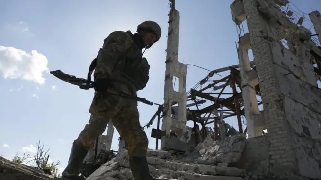 Військовий на руїхах будинку в Донецькій області