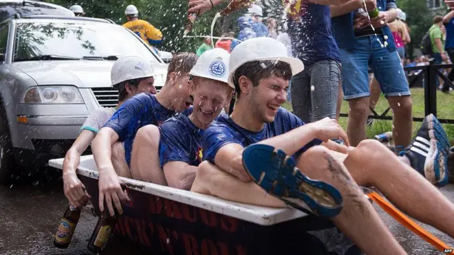 Катание в тележках из супермаркета? - Пустое, уверены студенты МГТУ имени Баумана, заполняя собой ванну