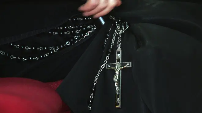 İtalya'da şeytan çıkarma taleplerinin rekor seviyeye ulaşması ve yeterli "şeytan çıkarma uzmanı" bulunmaması nedeniyle Vatikan'a bağlı üniversitelerin "şeytan çıkarma" kursları düzenlemesi çağrısı yapıldı.