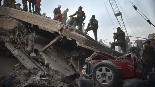 Petugas penyelamat berlomba dengan waktu karena korban yang masih hidup sudah terperangkap sejak Selasa (19/09).