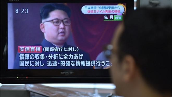 A man in Seoul watches a news report about the missile launch (22 June 2016)