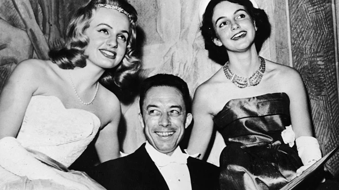 Helen Triber, Albert Camus y Torun Moberg posando durante el banquete Nobel después de que Camus fue galardonado.